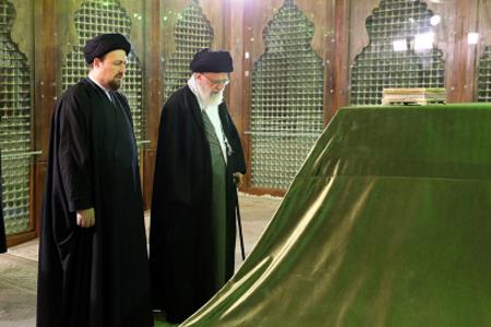 رهبری در مرقد امام خمینی