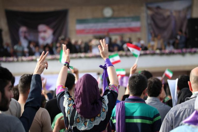 گزارش تصویری: همایش ایثارگران حامی روحانی در ورزشگاه حیدرنیا