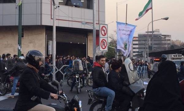 گزارش ایسنا از ناآرامی در خیابان‌ انقلاب تهران
