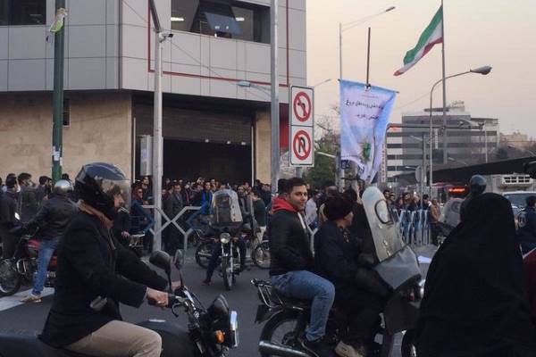 گزارش ایسنا از ناآرامی در خیابان‌ انقلاب تهران