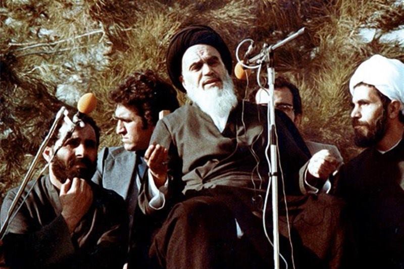 امام خمینی در بهشت زهرا در زمان انقلاب