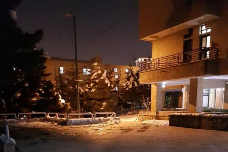 در برف و سرما دانشجویان غیر کاشانی خوابگاه دخترانه ی فیض آواره شدند!