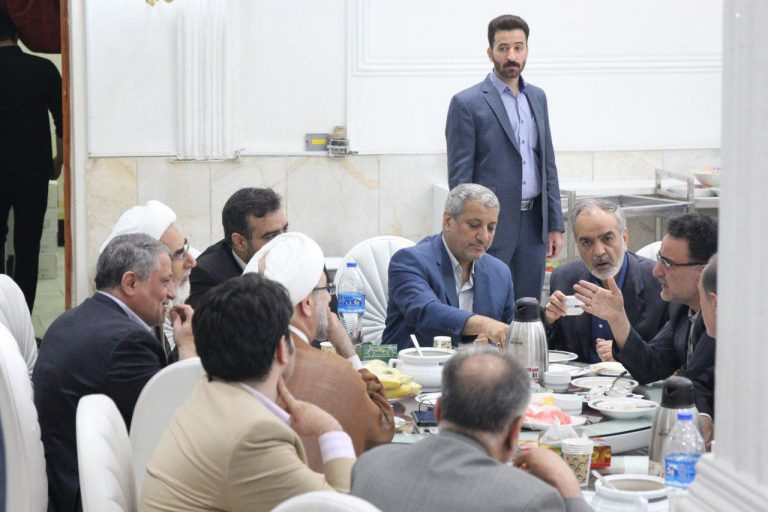 گزارش تصویری | افطاری روزنامه مستقل با حضور وزیر جوان
