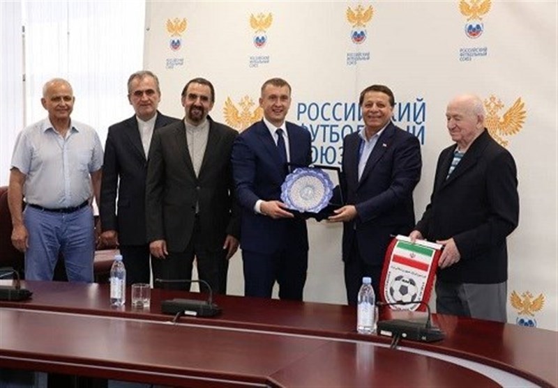 عکس | اهدای فرش دستباف جام جهانی به فدراسیون روسیه توسط ساکت