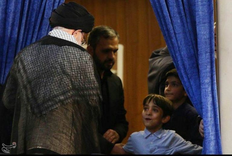 عکسی از نوه آیت الله خامنه ای در مراسم دوشنبه