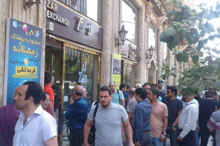 گزارش| ارز دلالان ارزان‌تر از صرافی‌ها