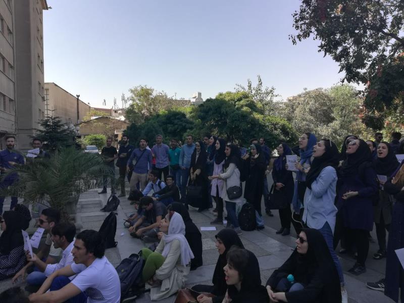 تجمع دانشجویان دانشگاه تهران در مقابل دفتر ریاست