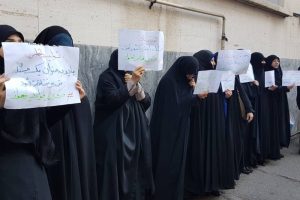 دیدار چند دانشجو و طلبه بسیجی با مسوولان بانک ملی