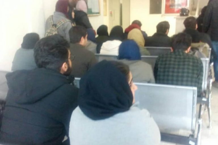حضور تعدادی از دانشجویان دانشگاه تهران در سازمان‌امور دانشجویی