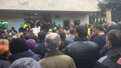 تجمع اعتراض به تتلو در مقابل سفارت ایران در تفلیس