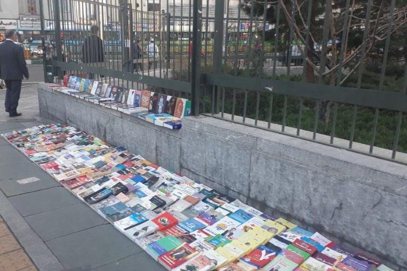 گزارش میدانی/ برخورد پلیس با دستفروشان کتاب خیابان انقلاب