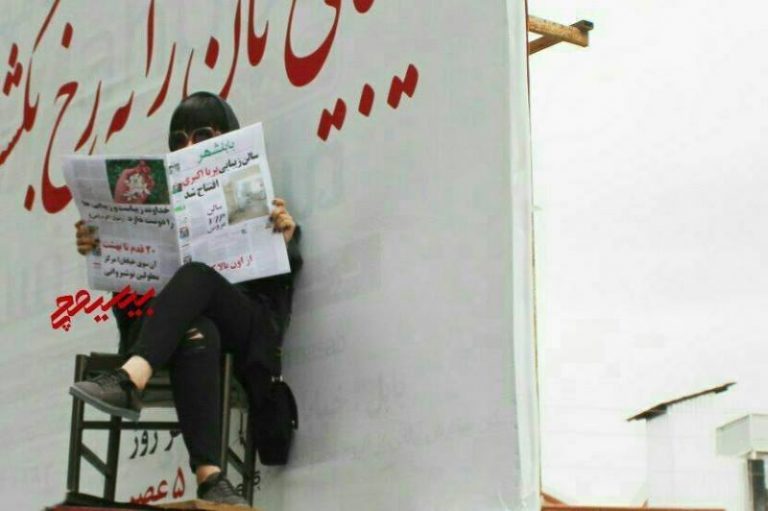 زن زنده در بیلبورد تبلیغاتی یک سلمونی در بابل