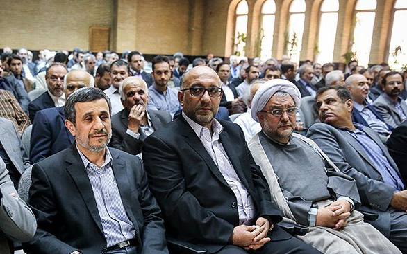 احمدی نژاد: حتی برای آب خوردن هم باید از آقا اجازه بگیریم؟