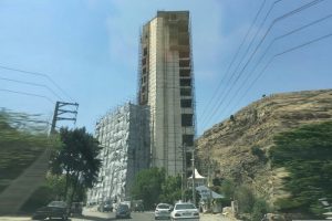 ادامه‌ی ساخت ساختمان کنار جاده ‎فشم