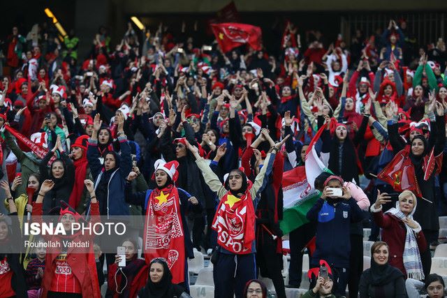 تفاوت دلیل مخالفت مصباح یزدی و کیهان با ورود زنان به ورزشگاه