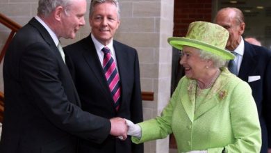 عکس‌های ملکه انگلیس در ایرلند شمالی پایین کشیده شد