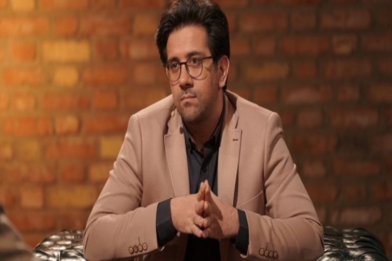 انتقاد مجری صداوسیما به گزارش خبر ۲۰:۳۰ درباره‌ی «دختر آبی»