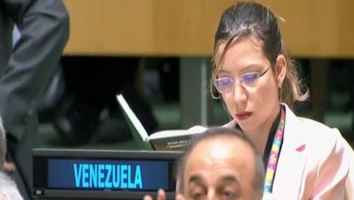 کتاب خواندن نماینده‌ی ونزوئلا در سازمان ملل هنگام سخنرانی ترامپ