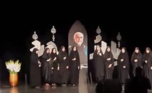 فیلم | تک‌خوانی دخترمحجبه در مراسم گرامیداشت شهدا