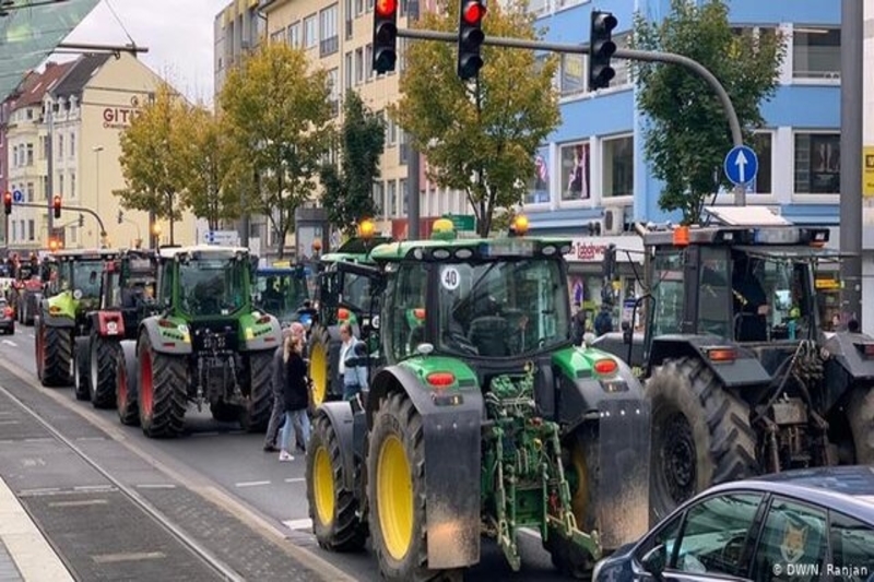 تظاهرات کشاورزان معترض در آلمان با تراکتور [+تصاویر]