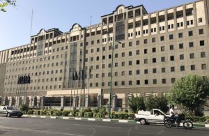 تجمع ۵۰ نفره‌ی مخالفت با حضور زنان در ورزشگاه