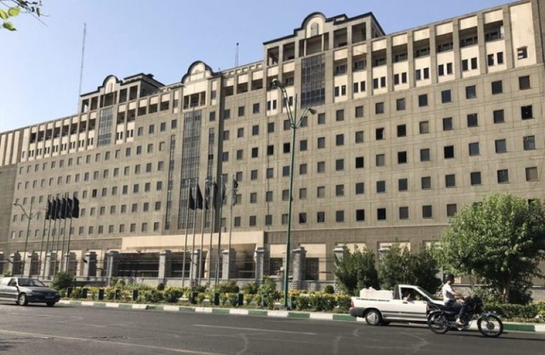 تجمع ۵۰ نفره‌ی مخالفت با حضور زنان در ورزشگاه