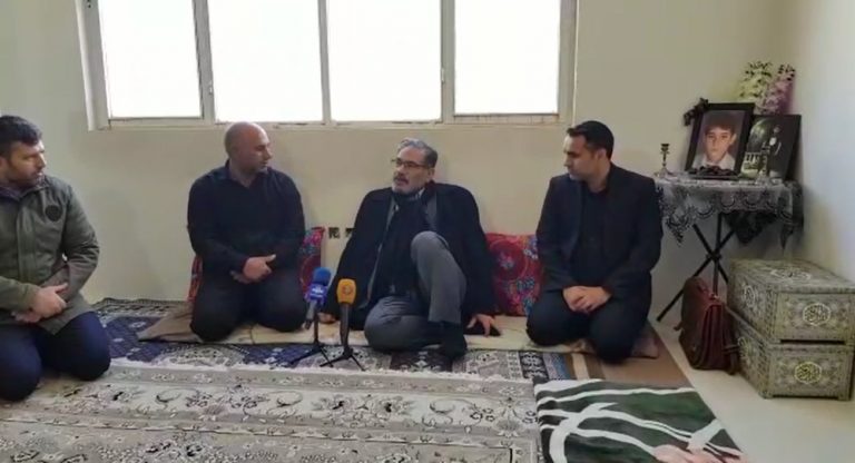 دیدار شمخانی با خانواده‌ی برخی جان‌باختگان حوداث اخیر