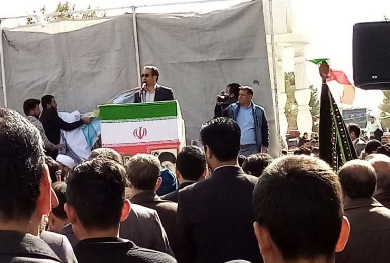 پاره کردن عکس رییس جمهور در مراسم ۲۲ بهمن زرند کرمان