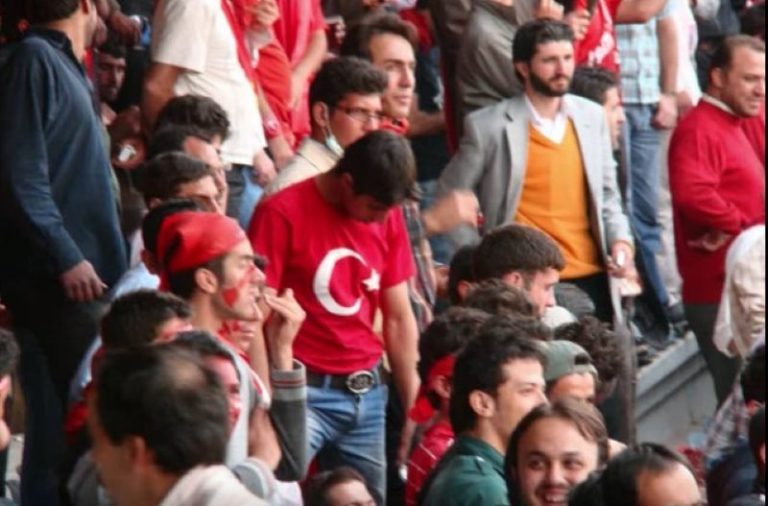 هیس! میهن‌دوستان حرف نمی‌زنند!