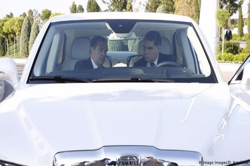 تغییر رنگ ماشین‌های ترکمنستان به دستور رئیس‌جمهور