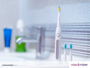 چرا باید از مسواک برقی استفاده کنیم؟