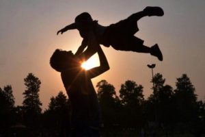 فرزندان‌تان را در آغوش بگیرید...