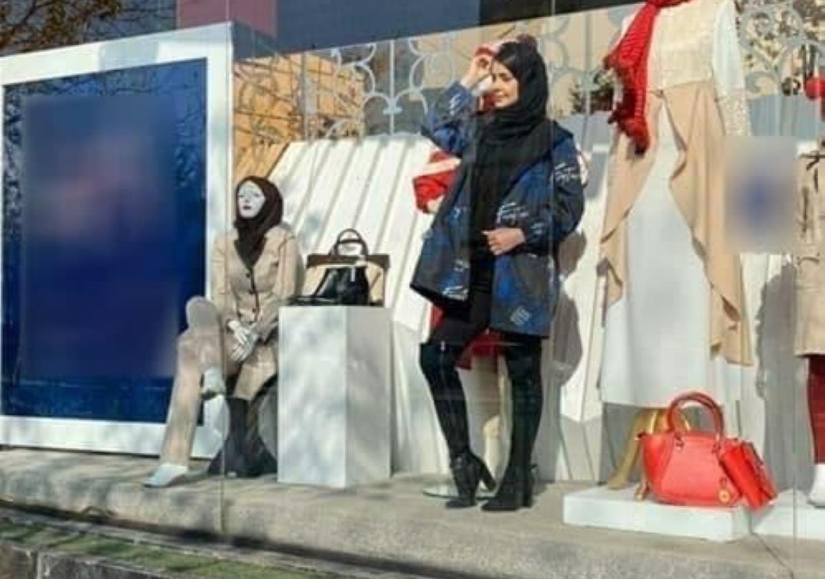 عکس | مانکن زنده خانم در ویترین فروشگاهی در مشهد