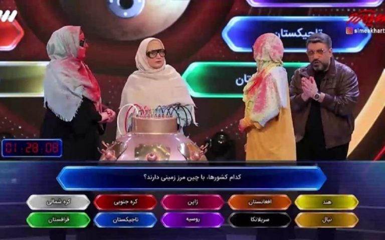 روزنامه‌ی جوان در انتقادی تند به مسابقه‌ی سیم آخر با اجرای رضا رشیدپور در صداوسیما در مطلبی با عنوان « پایمال کردن کرامت انسانی زن در «سیم آخر»» نوشت: اگر چه یکی از اهداف و سیاست‌های سیما در شبکه ۳ ایجاد شور، نشاط و سرگرمی است، اما باید در نظر گرفت که اساساً به وجود آوردن فضای شادی و نشاط به هر قیمتی نه تنها مطلوب نیست بلکه با اهداف سازمان و رسالت رسانه‌ای در تضاد است. سیمای زن در سیما مطلوب نیست و اگر این شکل از آسیب، در پخش برنامه‌های تلویزیونی شناسایی نشود، مدیران این سازمان با این عملکرد، خسارت جبران‌ناپذیری در حوزه رسانه ملی روی دست خواهند گذاشت. شادی بدون معیار، آفت سهمگینی دارد و رعایت نکردن حدود شرعی در ساخت این برنامه تلویزیونی، با ایجاد شرایط غافلگیری و غفلت آنی، سبب پایمال شدن حقوق افراد به اصطلاح بازنده در مسابقه می‌شود و بر همین مبنا، موجب تحقیر، تضعیف و آسیب رساندن به شخصیت فرد شرکت‌کننده در برنامه، با الگوی نشاط و سرگرمی می‌شود و اغلب، این نوع رفتار در رسانه ملی، متناسب با ذائقه مخاطب در ایجاد شادی نیست. شلیک به شخصیت زن پخش مسابقه تلویزیونی «سیم آخر» با اجرای رضا رشیدپور از شبکه ۳ سیما با جریان‌سازی رسانه‌ای، به تحقیر زن ختم می‌شود، به طوری که اگر شرکت‌کننده‌ای، سیم سؤال را به درستی قطع نکند، در انتها موجب رنگ‌پاشی مستقیم به سمت بازنده در این مسابقه می‌شود که این نوع هدف‌گیری و شلیک نهایی به صورت شرکت‌کنندگان زن، نقض حقوق آنان بوده و با این نوع نگاه، سبک و سیاق سرگرمی در رسانه ملی، ختم به خیر نمی‌شود و مقصد نهایی این گونه از برنامه‌سازی، مناسب و مطلوب نیست و به اصطلاح این سبک از تولیدات، مضمون «باهم بخندیم» را «به هم بخندیم» تغییر داده و این نوع ساخت برنامه در رسانه ملی، منجر به کسب اطلاعات مفید در ارتقای سطح معلومات بیننده نیز نمی‌شود، با این تعبیر که محتوای مفید در قالبی نامناسب بوده و فراهم‌آوری این نوع موقعیت خنده و نشاط، با اجرای آن مغایرت داشته، نقض غرض بوده و خروج غیرمنطقی را به همراه دارد و از معیار‌های اخلاقی فاصله دارد و افتضاح به بار می‌آورد و نکته دیگر اینکه بگوبخند‌های طلبکارانه مجری با شرکت‌کنندگان مسابقه، منجر به تحقیر شخصیت والای زن می‌شود، در حالی که این نوع هدف‌گیری دقیق و رنگ‌پاشی مستقیم به صورت آقایان شرکت‌کننده به ندرت دیده می‌شود و زنان شرکت‌کننده در خط‌مقدم این شلیک‌های رسانه‌ای قرار دارند. نادیده گرفتن حقوق زن در مسابقه سیم آخر و برجسته کردن محیط برنامه نسبت به شخصیت شرکت‌کنندگان، رفتار‌های مدنی زن را نادیده گرفته و با چیدمان و طراحی دکور با عدم بسترسازی حقوق شهروندی، به گونه‌ای عمل شده است که به جای وابستگی برنامه‌سازان به مخاطبان، وابستگی مخاطب به برنامه‌سازان را به همراه دارد و این وابستگی وارداتی در ساخت برنامه‌های تلویزیونی مغایر با کرامت زن است و با عملکرد ناشیانه برنامه‌سازان صدا و سیما، توأمان در یک پاتک رسانه‌ای، شاهد انفجار و تخریب در حوزه شخصیتی زن ایرانی شده و در سیمای منفی زن تلاش می‌کنند تا در یک فضاسازی نمادین، جایگاه واقعی و انسانی زن را متزلزل کنند. القائات فرهنگی مجری بیان اشعار و متن‌ها در طول برنامه از سوی مجری برخلاف ظاهر که ممکن است فی‌البداهه به نظر برسد، کاملاً فکر شده است و القائات خاصی را دنبال می‌کند، برای مثال در قسمت ۲۴ این مسابقه مجری عنوان می‌کند: همه بمب‌های دنبا بر اثر یک اشتباه منفجر می‌شوند؛ هیروشیما و ناکازاکی یا در ابتدای برنامه مجری این شعر عرفانی از مولانا را قرائت می‌کند که: صنما تو همچو شیری من اسیر تو چو آهو به جهان که دید صیدی که بترسد از رهایی او از این شعر مفهوم رهایی از هر قید و بندی را نتیجه می‌گیرد و می‌گوید: رهایی یعنی عشق رهایی یعنی زندگی، به آدم‌های رها از غم و غصه یا هر چی که باشه! رها بشیم! اما قطعاً رهایی مدنظر شاعر با رهایی‌ای که مجری سعی در القای آن دارد، کاملاً متفاوت است. یک برنامه وارداتی ساخت و تولید برنامه تلویزیونی سیم آخر حتی با جزئیات کار، کپی شده از یک مسابقه اسرائیلی به نام «Boom» بوده و دردآور این است که کپی و تقلید ناشیانه در ساخت این برنامه از یک رژیم غاصب، با صرف هزینه‌های گزاف و از همه مهم‌تر اصل نبودن کار، به جای اینکه احساس مخاطب را درگیر کند، احساس بیننده را خدشه‌دار می‌کند و هیجان کاذب، کیفیت انتقال پیام این مسابقه را کاهش می‌دهد، از طرفی پیچیدن نسخه تقلبی در تولید برنامه‌های سرگرمی در رسانه ملی سرانجام به مخاطب‌گریزی منجر می‌شود چراکه اتاق فکر برنامه‌های تقلیدی در خارج از کشور تشکیل شده و صرفاً عوامل برنامه موظف به اجرای فرمایشی و طبق دستورالعمل و فرمان اتاق فکر از خارج کشور هستند و این پروژه نفوذ در سیما باید توسط کارشناسان بررسی و آسیب‌شناسی شود، تولید و ساخت این دست از برنامه‌های سرگرمی و نشاط، مستلزم بازنگری است که باید در مرکز تحقیقات صداوسیما صورت پذیرد. انتهای پیام