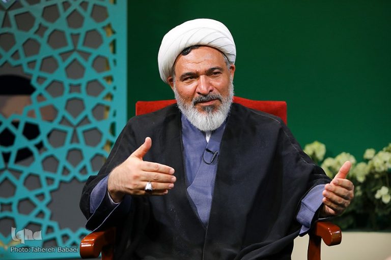 توصیه عبدالکریم بهجت پور مدیر حوزههای خواهران: خانمها مقابل مسیح علینژاد بایستند / استقلال مالی زن خانواده را از پایداری خارج میکند