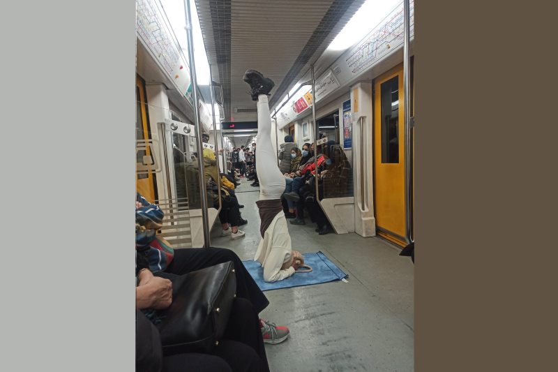 عکس / حرکت یوگای این خانم در متروی تجریش