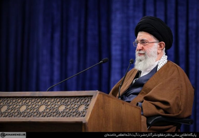 رهبری: مذاکره، صحبت و تعامل مقطعی با دشمن به معنای تسلیم نیست