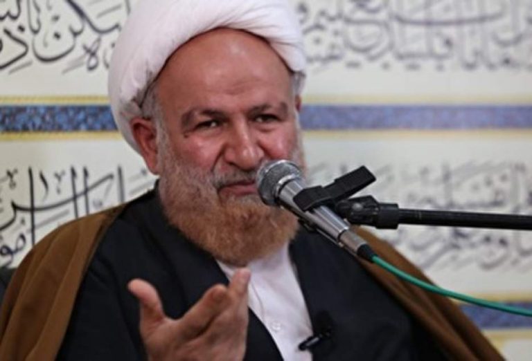 نامه‌ی عضو ارشد جامعه مدرسین حوزه به رئیسی: جلوی ورود زنان به ورزشگاه‌ها را بگیرید