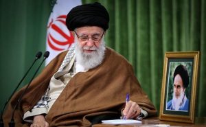خامنه ای در حال نوشتن
