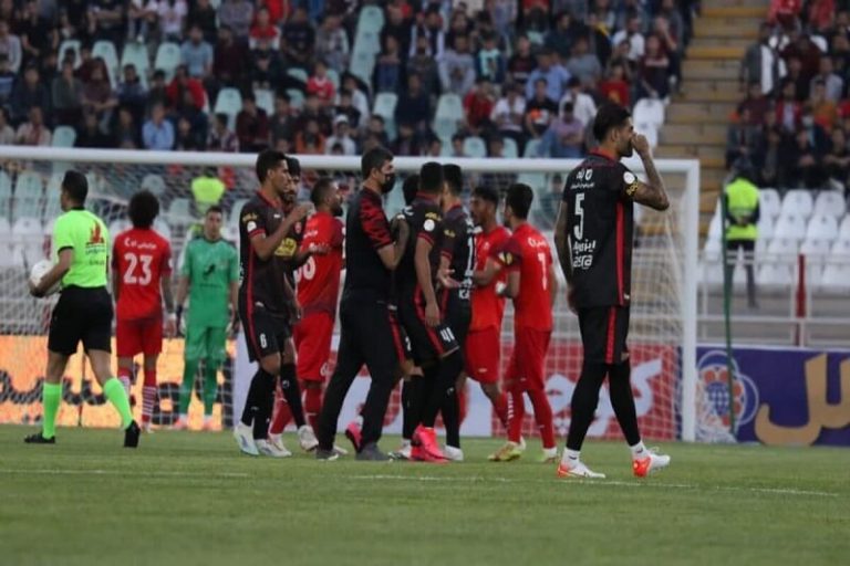تراکتور پرسپولیس دیدار نیمه تمام ؛ روز زشت فوتبال ایران در میان سنگ باران تبریز