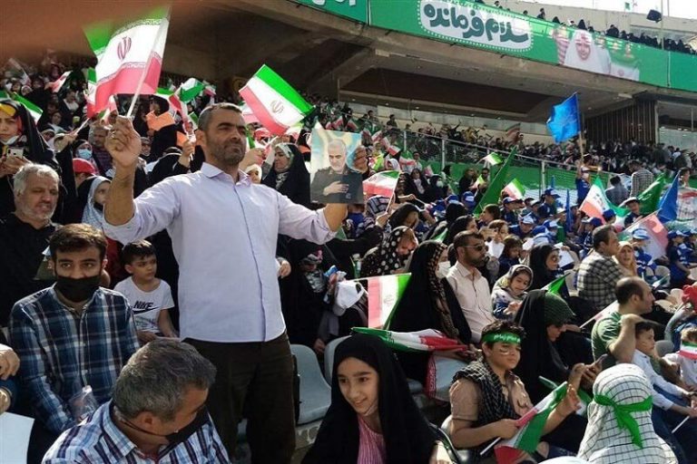 برای سلام فرمانده حضور زنان در استادیوم آزاد شد!