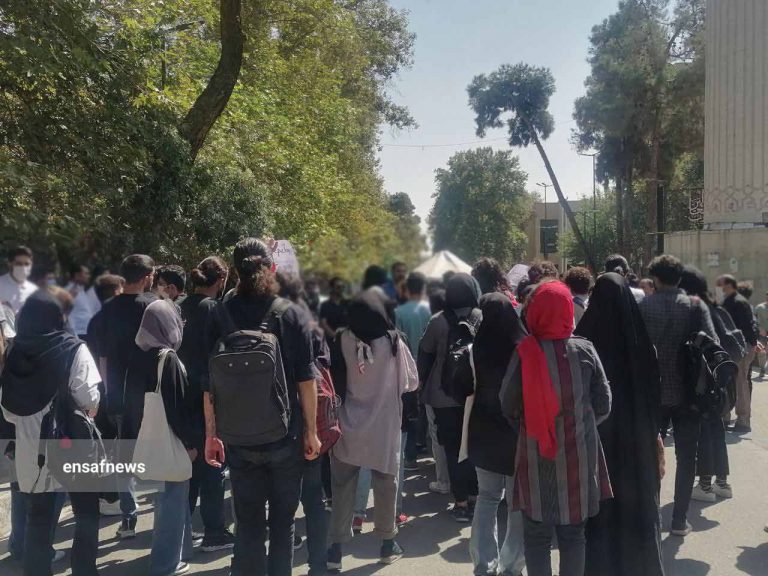 گزارش انصاف نیوز از تجمع در دانشگاه تهران برای مهسا امینی