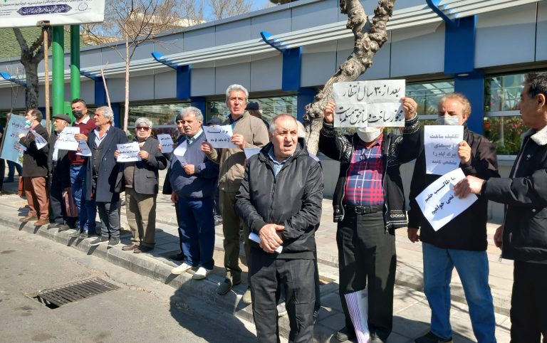 جمعی از کارمندان و بازنشستگان جهاد کشاورزی در میدان پاستور تهران