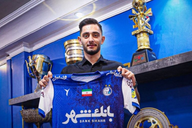 آریا برزگر به استقلال پیوست ؛ مهاجم سابق پرسپولیس آبی‌پوش شد