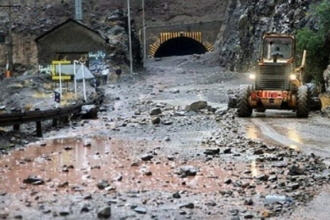 احتمال ریزش سنگ و منع توقف در حاشیه جاده کرج– چالوس