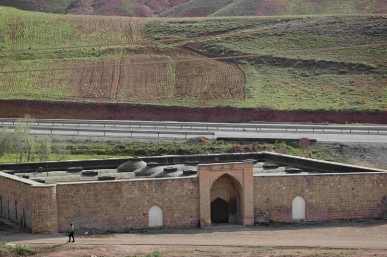 گویجه‌بئل کاروانسرای جهانی با معماری مناطق کوهستانی
