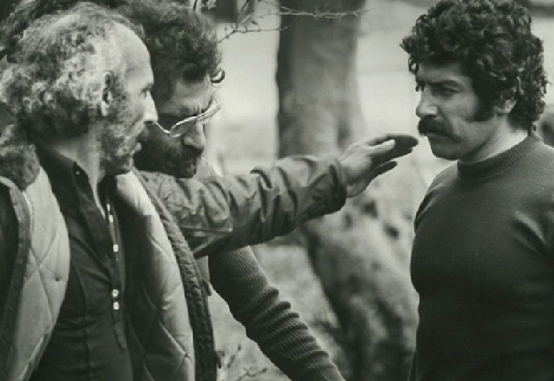 عکسی قدیمی از مسعود کیمیایی و فرامرز قریبیان در پشت صحنه‌ی فیلم غزل