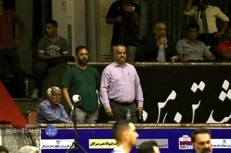 مشکلات جایگاه خبرنگاران موضوعی است که محمود رئیسی در صبح ساحل به آن پرداخته‌است. او نوشت: «بی احترامی به جایگاه خبرنگاران و عکاسان ورزشی در سالن فجر و ورزشگاه خلیج فارس بندرعباس به اوج خورش رسیده است و انکار این موضوع به هیچ یک از مسوولان امر بر نمی خورد.»