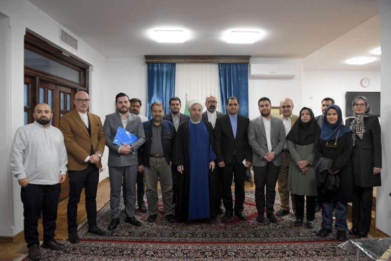 انتقاد روحانی: عدهای را اتوبوسی وارد دانشگاه میکنند