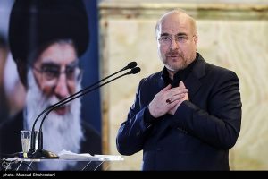 دو راهی قالیباف: همراه با تندروها همگام با میانه‌روها!